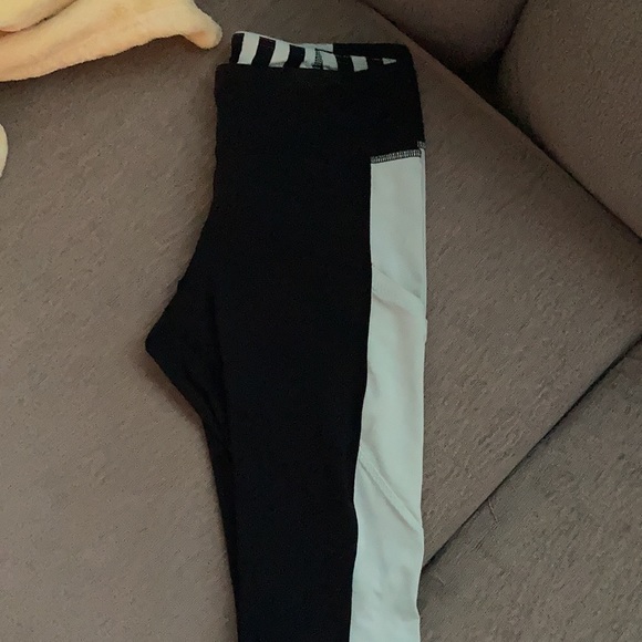 Lululemon teal/mint & black get up and glow leggin - Picture 2 of 9